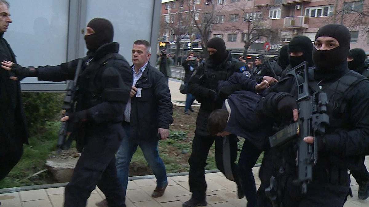 Καρέ καρέ η επιδρομή των ειδικών δυνάμεων του Κοσόβου και η αιχμαλωσία Σέρβου αξιωματούχου – Επικοινωνία Πούτιν-Βούτσιτς